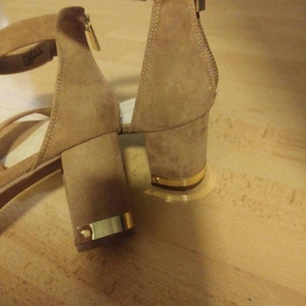 Cute nude sueded 3" sandals - Picture 3 of 7
